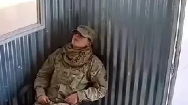 一直消瘦的小猴子直接举起八斤多的已经上膛没关保险的枪开火……