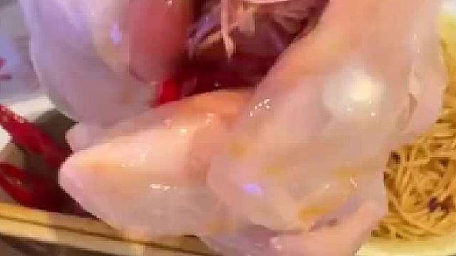 服务员：嘿，赈灾粮！ 嗯？公的，嗯？还是公的，怎么都是公的啊！