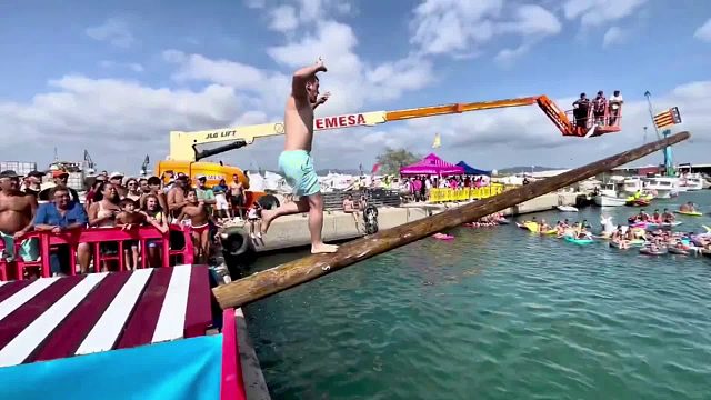 极限独木桥挑战，只要跑到桥头摘下旗子，10万美刀就能抱回家