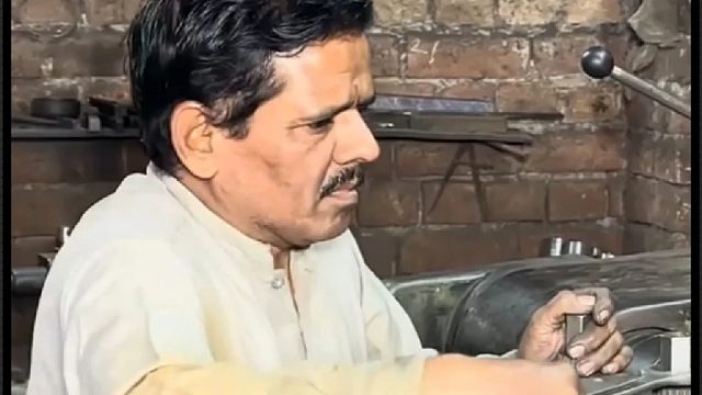 看老巴师傅如何利用废弃发动机制造摇臂钻床的