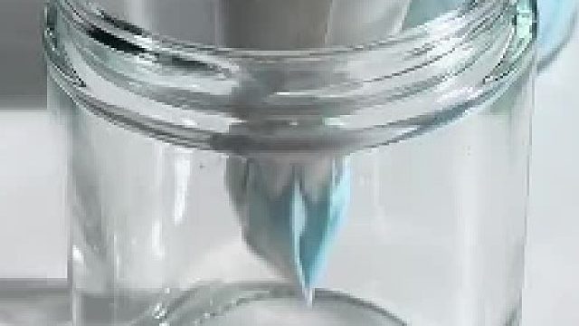 外国小姐姐挤身体乳，是棉花糖色  体验