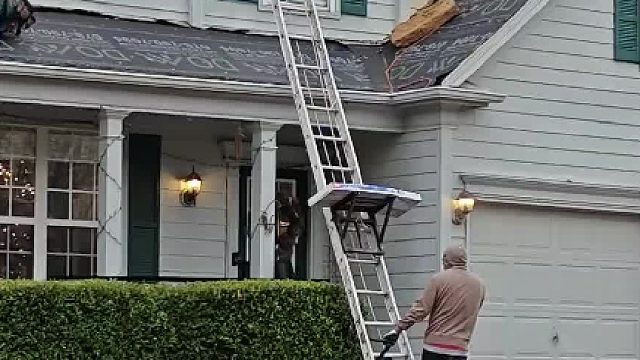 埋头苦干的墨西哥人 —— 今天真是见识了，小区有一家，共二层，面积近300平，需要重新翻盖屋顶，请的是老墨施工队，四个老墨，从早干到晚，中途除了吃饭，几乎没有停