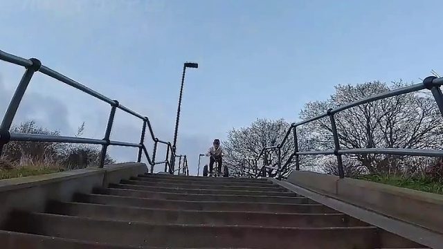 美国博主从中国网购了一辆4轮自行车，迫不及待测试它的性能！