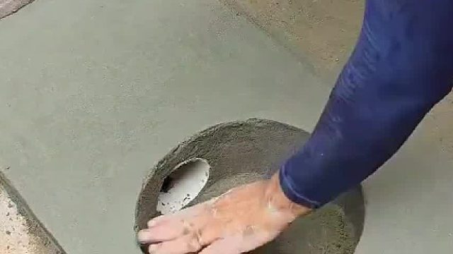 印尼小哥利用水桶制作流水井！