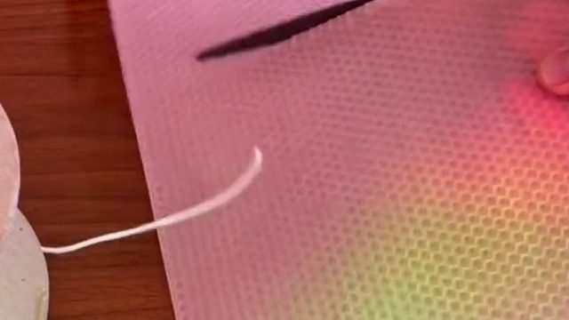 外国小姐姐卷蜡烛，来给耳朵做个SPA   体验