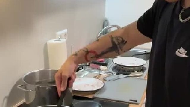 德国女友第一次吃新疆手抓饭，一口下去直接给凯蒂干沉默了， 香的话都不会说了！