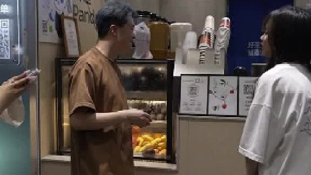 挑战100块钱带你们体验永康精神小伙的一天，今天花腿妹妹约我们出来……