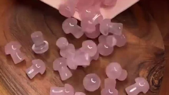 外国小姐姐展示她的蘑菇，你们会喜欢哪一款？