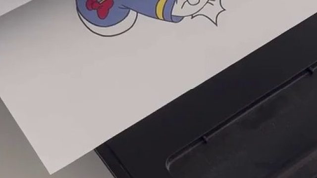 外国小姐姐准备客户订单，制作唐老鸭磨砂杯  体验