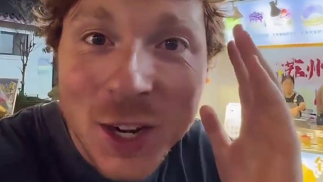 外国卷发小哥又在街头吃到了喜欢的东西