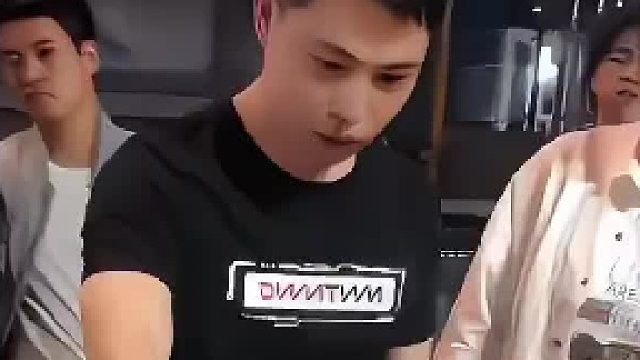 不经意的小动作把钉子吹弯了，坏