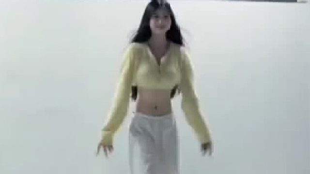 女生展示蝴蝶步，这身材，这发量，这活力，太权威了