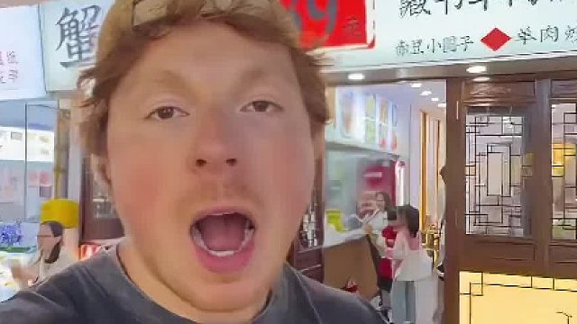 小老外第一回吃蟹黄面事什么感受