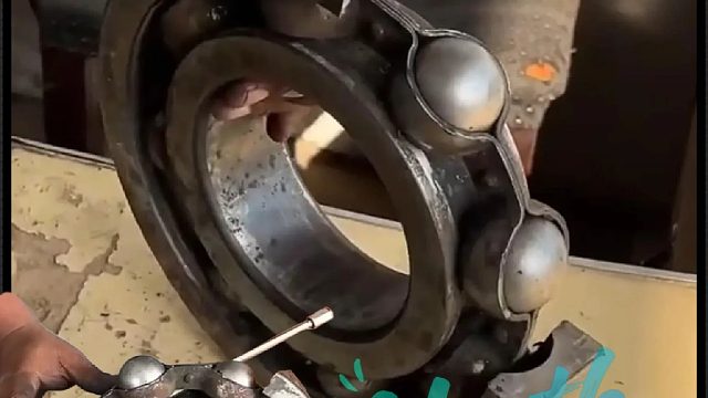 看老巴师傅如何维修损坏的轴承的