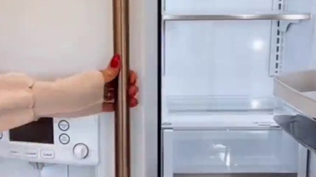 外国小姐姐为迎接圣诞节补货