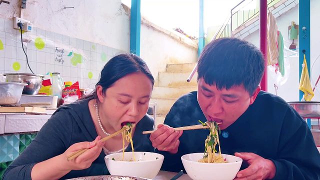 家里从来不买菜，豌豆尖被人偷了，看看夫妻俩吃啥？