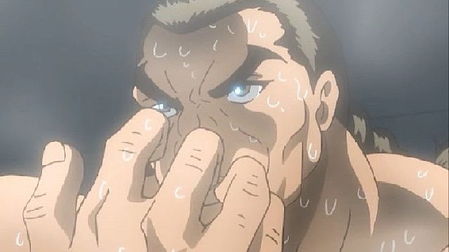 男人苦练铁砂掌两年半随手一挥就能将沙袋劈成两半？