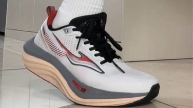 宽脚大体重可穿！200多就能体验1000 脚感？