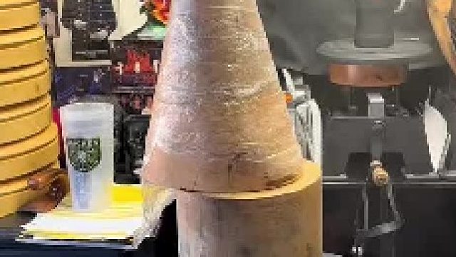 外国小哥哥制作分院帽，戴上这个帽子，你们觉得自己会被分到哪个学院？ 体验