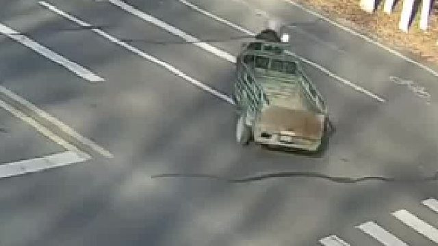 三轮车瞬间飙速180迈太刺激了