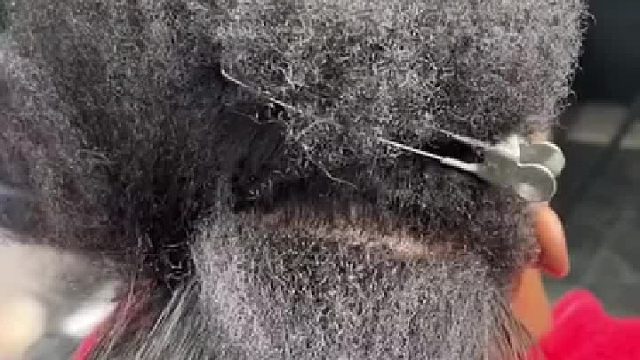 现在屋子里一股烧猪毛味 