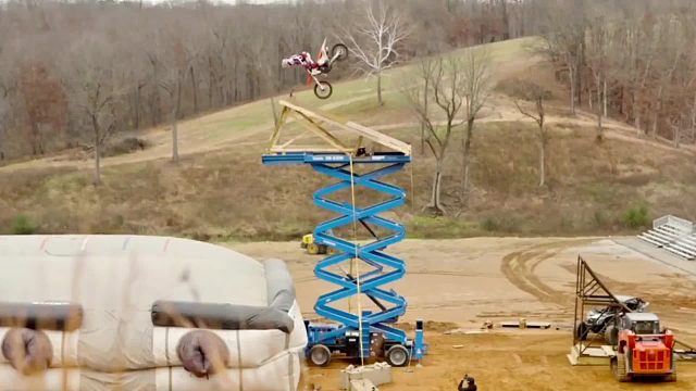 极限摩托车特技挑战，逆天而行，空中后空翻接前空翻