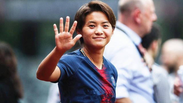 女足名场面：王霜潇洒外脚背破门，巴黎男球迷疯狂膜拜！