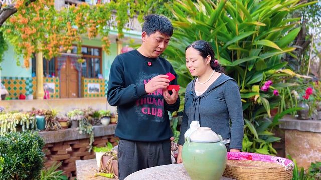 媳妇泡酒给老公喝，老公送媳妇一件礼物，惊喜来得太突然