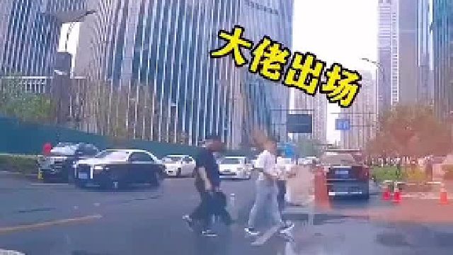 大哥的气场就是不一样，直行车还得让左拐