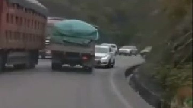 瞬间变得安分守己了