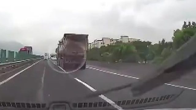 跟大车不要长时间保持平行，要么超过去，要么等安全了再超