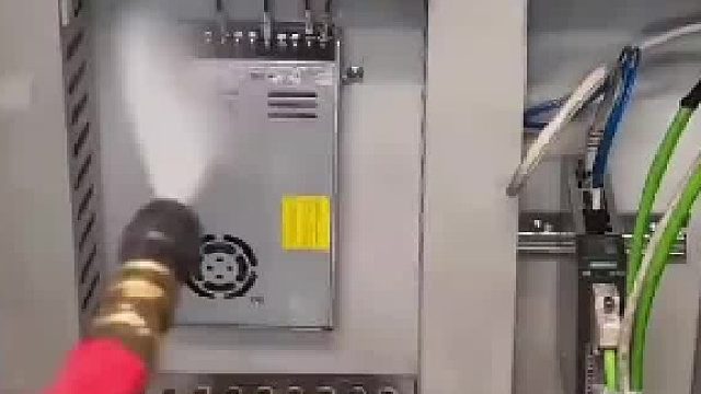 工程师用水洗配电柜，清除粉尘恢复散热！网友：这绝对不是普通水