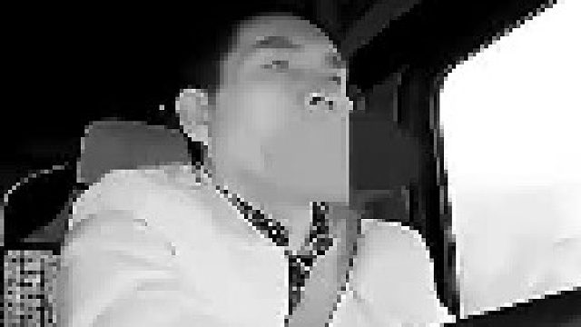 吓司机一激灵，没出事开心的像个孩子一样