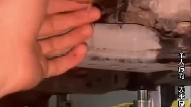 修车师傅正和车主聊天，看到流出来的机油后瞬间沉默。网友：前面油还挺清亮 后面一看来活了