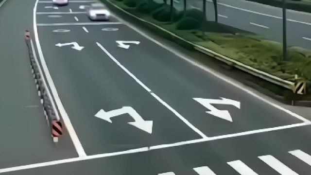 这车真垃圾，一撞轮子都掉了[扶额]故意设计这么脆弱让人赔钱。