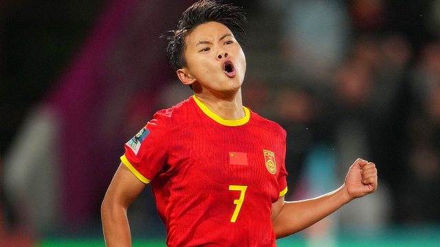 王霜最猛一战！梅西式连过3人 戴帽，与女足主帅击掌庆祝