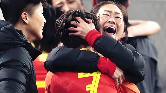 女足名场面：惊险淘汰韩国队，王霜与吴海燕相拥而泣！