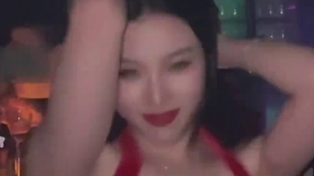 那晚我第一次去酒吧 遇见了红色短裙 穿着高跟鞋的她