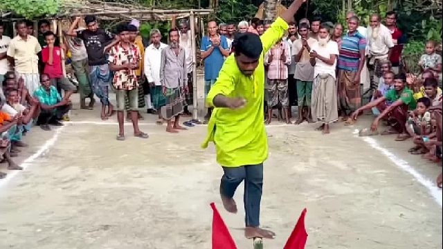平衡挑战，谁能走过竹竿摸到小红旗，就能赢得面粉和食用油的大奖