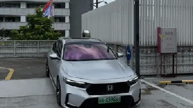 第一视角体验十一半雅阁白色豪华版升级