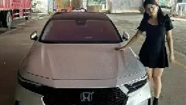 第一视角体验美女车友的十一代半雅阁尊贵白色新车到店铺