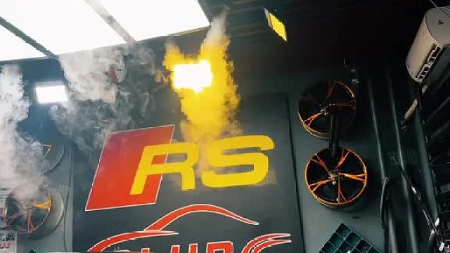 奔驰c200定制膜开工了