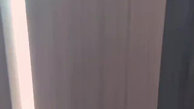 讲真小房间这样布置更爽了 小卧室想好宅又显大 不仅要动线简洁还要有娱乐跟收纳 首先将布局调整下 巧妙利用洞洞板变成落地大衣架 还有伸缩幕布不用挂 配合哈趣q1投