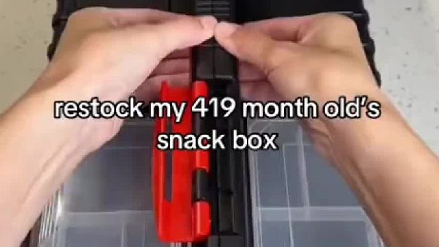 外国小姐姐给419个月的宝宝补货零食