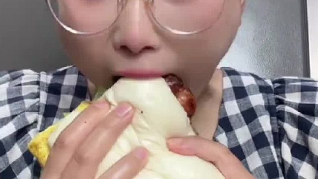 今日份宵夜它来喽！辣椒酱夹馍魔芋干超大蛋饼烤鸭卷饼香煎鸡排黑胡椒烤肠