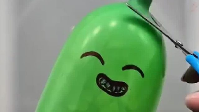 外国小姐姐沉浸式剪气球