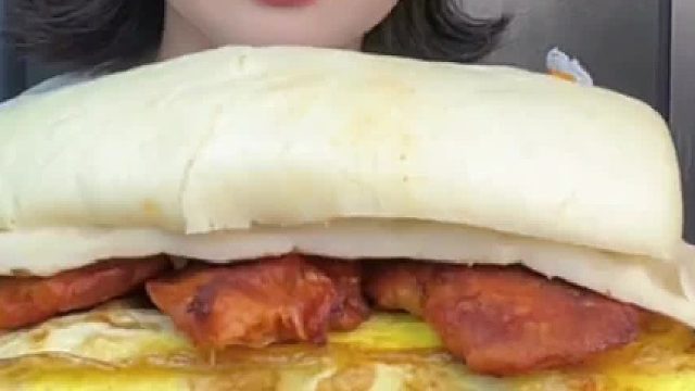 更适合中国宝宝体质的夜宵！辣椒酱夹馍香辣鱿鱼黑胡椒牛排耦合番茄意面香煎鸡柳泡椒笋