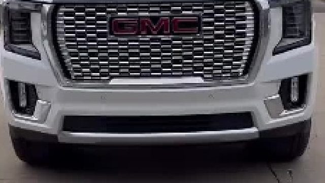 外国小姐姐整理她的新车