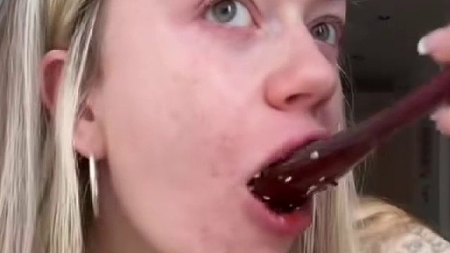 冲一碗大满足的泡面蛋