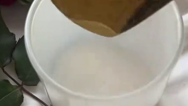 外国小姐姐做手工，用硅胶干燥玫瑰花